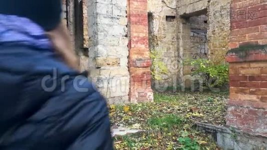 一个女孩在一所废弃的房子里徘徊。 4K视频