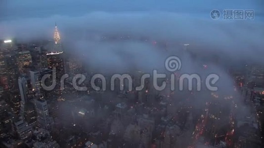 令人难以置信的空中4k时间间隔全景，在大雨中，乌云在夜空中移动，现代的新托克城市中心视频