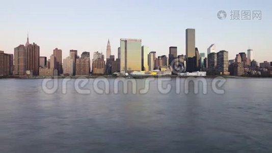 迷人的、稳定的时间间隔4k的视角，从镜面、平静的水上天际线俯瞰纽约市中心的大城市视频