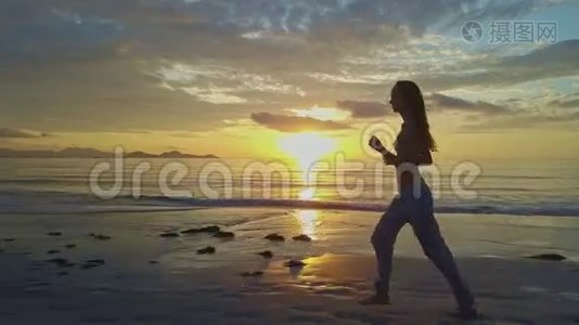 Flycam秀节目：女孩在沙滩上迎着朝阳奔跑视频