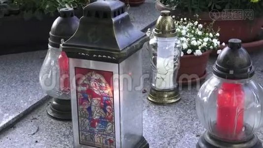 坟墓上的瓦尔特灯笼。 蜡烛在墓碑上告密，死者的盛宴，所有圣徒`天。视频
