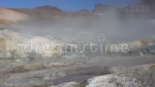 火山地貌侵蚀性天然温泉，蒸汽被喷气孔包围视频