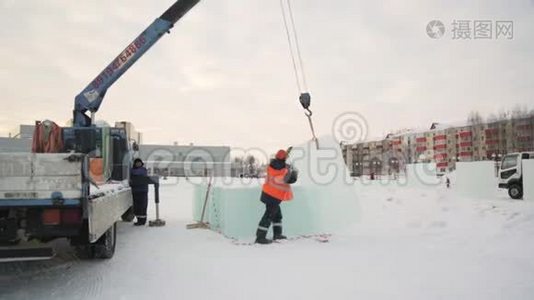 用液压起重机吊起冰块视频