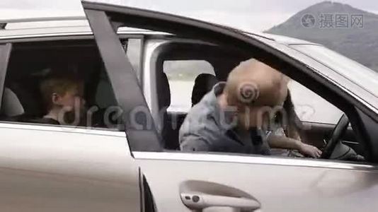 一家人和他们的狗上了车，然后继续骑视频