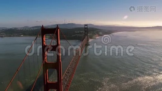 旧金山大型风景如画的红钢金门大桥，野山丘陵，空中无人机，海景天际线视频