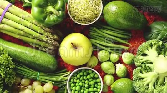 新鲜的绿色蔬菜和水果分类放在生锈的金属上视频