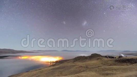 奇妙的长曝光时间流逝稳定的海景星空流星雨银河在北极光夜空视频