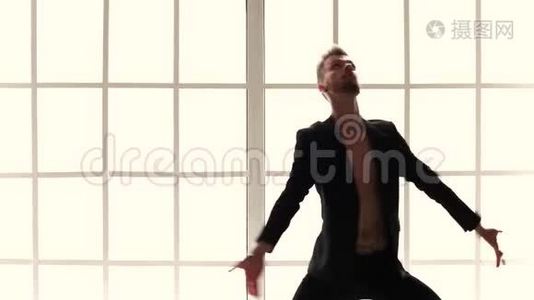 白人工作室背景的成年男性舞者。视频