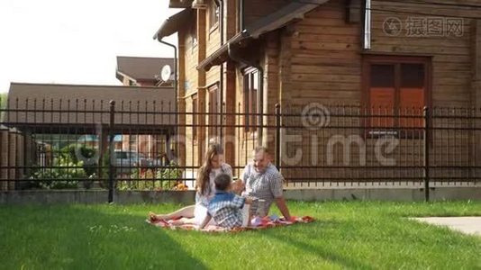 幸福的女人和男人坐在草坪上视频