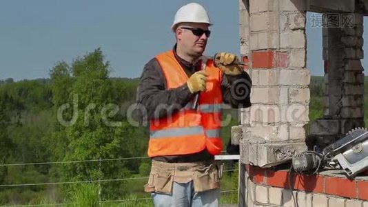 建筑工人用凿子和锤子工作视频