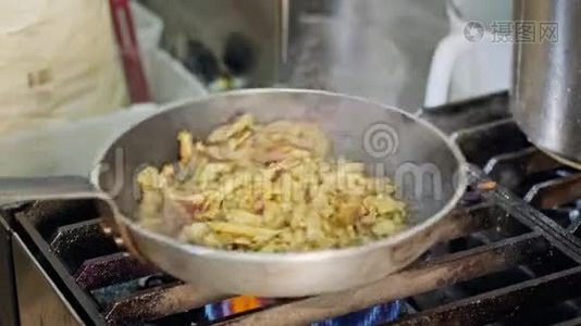 沙瓦玛在煎锅中烹饪的慢动作视频