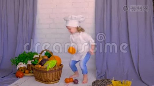 可爱的女厨师把蔬菜收集成篮子。视频