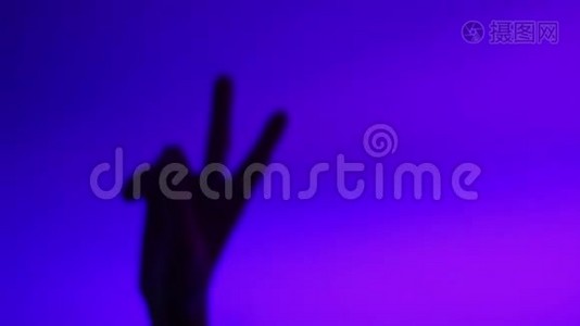 夜总会里的醉舞男。 男性举起双手显示平安标志视频