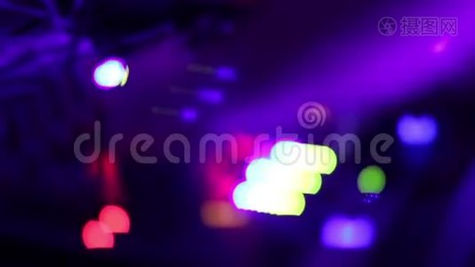 发光显示DJ混合控制台.. 男人推和转动按钮。 缔约方视频