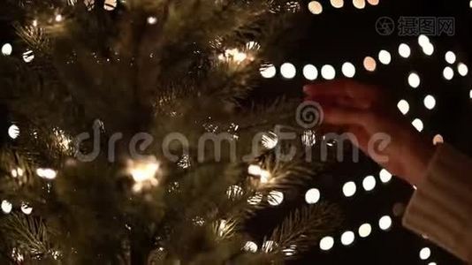 在圣诞节的时候，女性用手触摸圣诞树视频