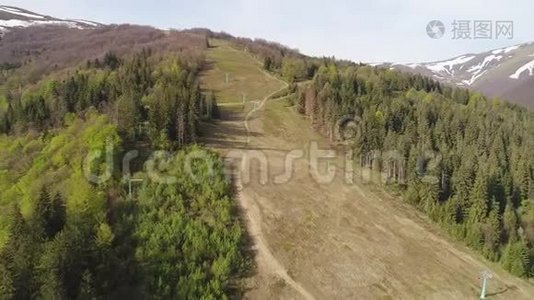 带着电梯飞越森林。 乌克兰喀尔巴阡山脉的鸟瞰图视频