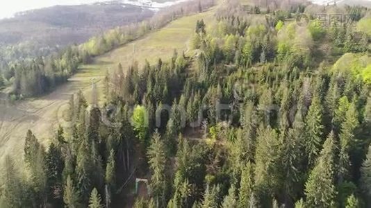 带着电梯飞越森林。 乌克兰喀尔巴阡山脉的鸟瞰图视频