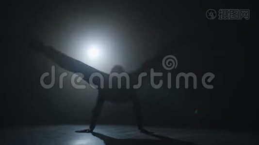 杂技舞蹈编舞表演自由跑手跑酷回飞慢动作视频