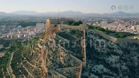 西班牙阿利坎特圣巴巴拉城堡的空中拍摄视频