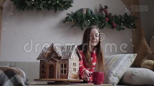 圣诞快乐，假日快乐。 年轻女子喝着温茶和圣诞饼干视频