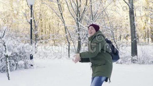 年轻人在身体和头部上滚雪球视频