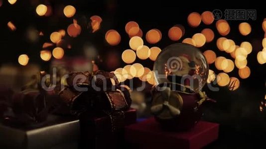 圣诞老人地球仪和圣诞礼品盒，背景是明亮的灯光视频