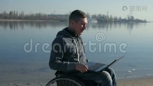 带手提电脑的残疾人，在轮椅上独自引导视频聊天视频