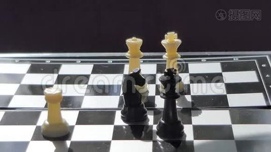 在国际象棋中击败国王。视频