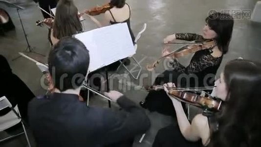 四位小提琴手在大厅里演奏音乐视频