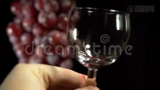 红酒倒在一杯深色的酒杯里视频
