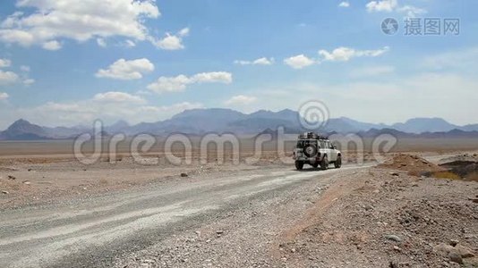 汽车沿着荒芜的道路行驶视频