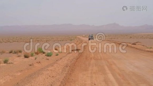 汽车沿着荒芜的道路行驶视频