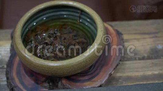 陶瓷碗中的茶叶冲泡及中国茶道用品视频