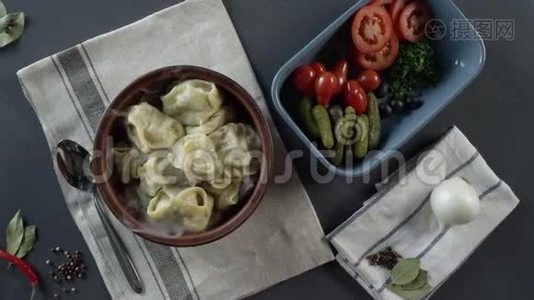 用饺子特写盘子。 场景。 特写一盘饺子。 提供乡村晚餐的水饺和视频