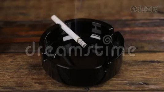 抽烟，把烟灰摇成烟灰缸.视频