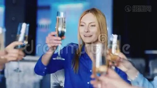 年轻有魅力的女人，和朋友一起在餐馆放松，戴上眼镜，喝葡萄酒或香槟视频