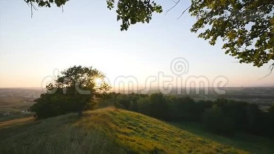 日落时分的山脉。 夏日美丽的自然景观视频