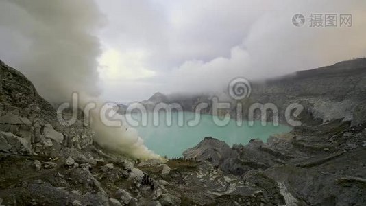 Kawah Ijen火山口硫酸浓白烟视频