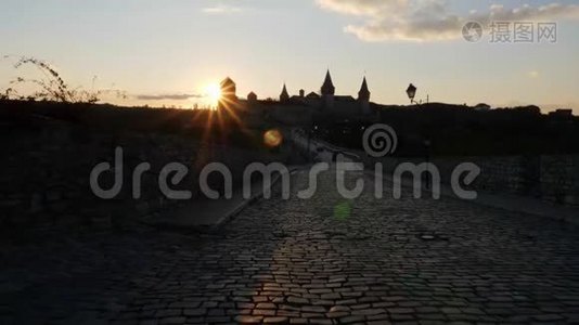 在美丽的日落中，通往卡门涅茨波多尔斯克堡垒的车道。视频
