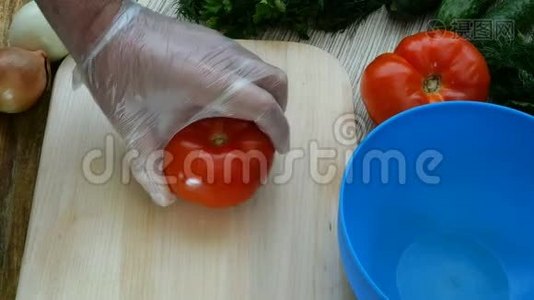 自制素食健康食品。人们用手切红色多汁的西红柿来做饭。视频