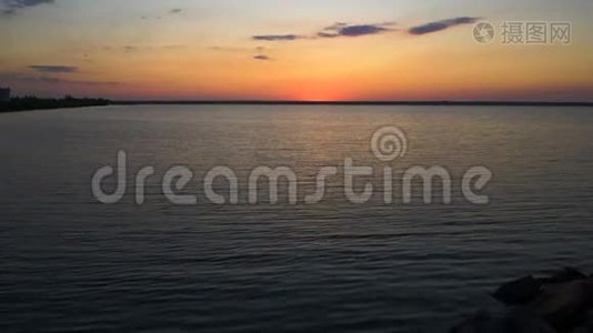 海洋上美丽的日落全景视频