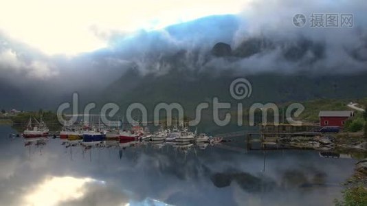 雷内村附近停泊的船只和红屋视频