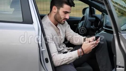 年轻人坐在车里用手机视频