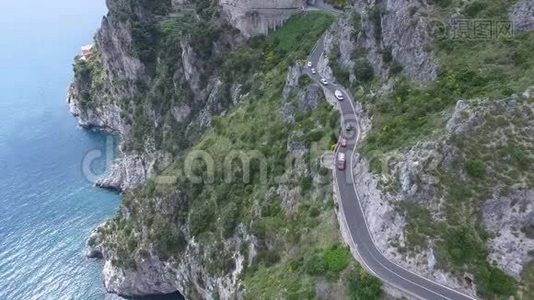 空中观景。 汽车在山路上行驶。 意大利。 4K视频