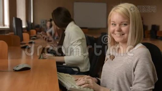 一位快乐的女学生在电脑上工作的肖像视频