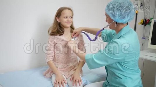 医学检查生病的孩子，医学听力的孩子用听诊器肺部，治疗医院，孩子生病佩，视频
