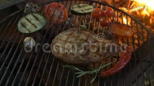 蔬菜和鱼烤架，牛排鱼厨师在夏季餐厅露台的圆形烤架上用铁钳转动视频