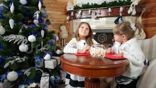 女孩写信给圣诞老人，神奇的圣诞节时间，愿望成真，孩子们访问圣诞老人视频
