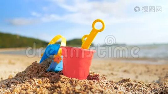 玩具在沙滩上的海浪选择焦点浅场深与夏季木地板的焦点波克模糊抽象视频