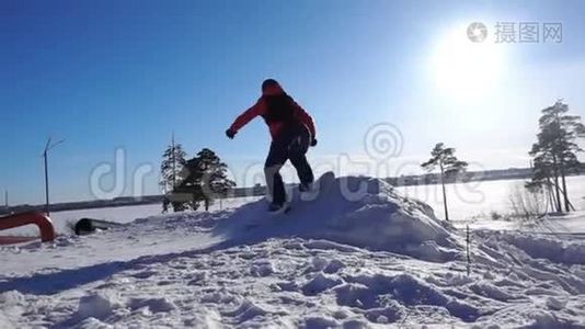 滑雪板慢速运动，滑雪者向后跳跃，从头过视频